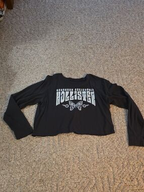 Hollister Dark Gray Long-Sleeve Cropped Graphic Tee with Butterfly